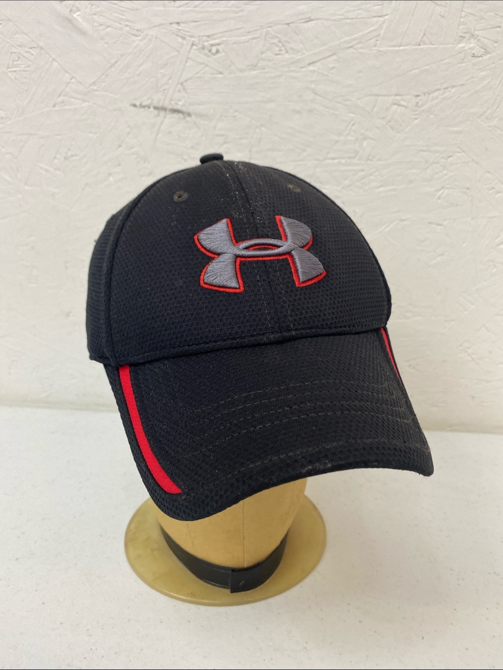 Under Armour Black Cap with Red Trim and Gray Logo size large/XL